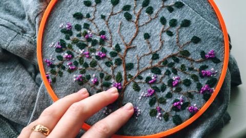 Poster: Atelier de broderie pour adultes, Maison de la culture de Côte-des-Neiges, Sunday, December 6