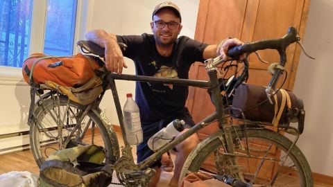Poster: Conférence-voyage à vélo - Les Aventures du YouTubeur #Charlesenvélo