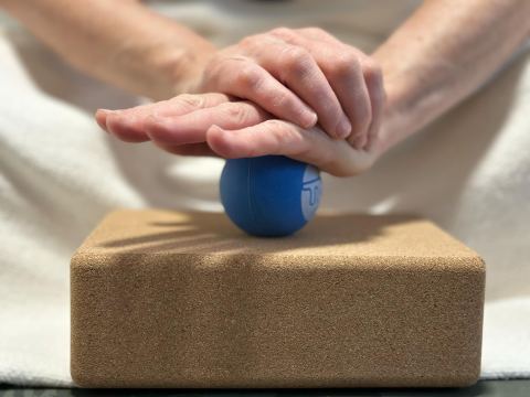 Poster: Atelier yoga-balles – Se préparer à l’effervescence des fêtes