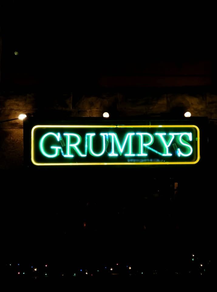Grumpy's Bar logo