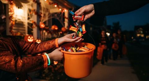Poster: DISTRIBUTION DE BONBONS POUR L'HALLOWEEN!