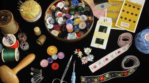 Affiche : Travaux d'aiguille - atelier intergénérationnel, Maison de la culture de Côte-des-Neiges, dimanche 1er novembre