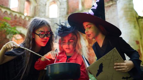 Poster: Le rendez-vous des sorcier(ère)s et de leurs familiers pour l'Halloween