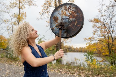 Poster: Cercle de chant et tambour avec Nadine, Le Sonotarium : expériences vibratoires, Wednesday, December 9