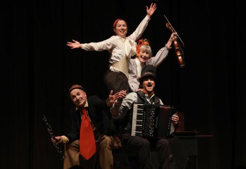 Poster: BABOUCHE - Poésie musicale et clownesque, Centre multifonctionnel Rolland-Dion, Sunday, February 21
