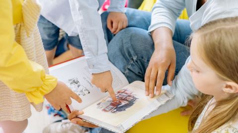 Poster: Éveil à la lecture, Bibliothèque de Saint-Léonard, Tuesday, December 15