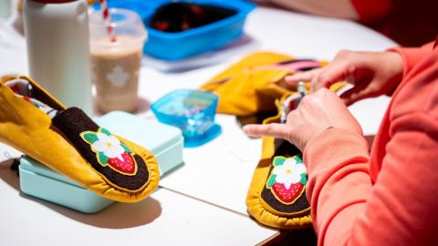 Poster: Atelier de confection de mocassins avec empeignes perlés avec Colleen Nolan